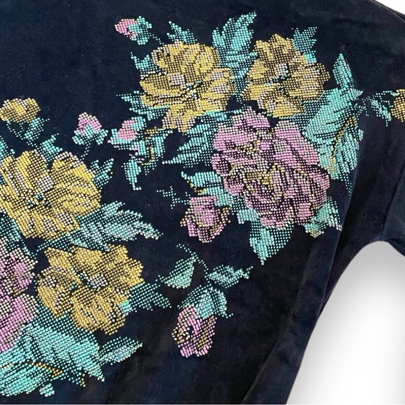 Vintage Velour sweater with flower detail. - Picture 2 of 4